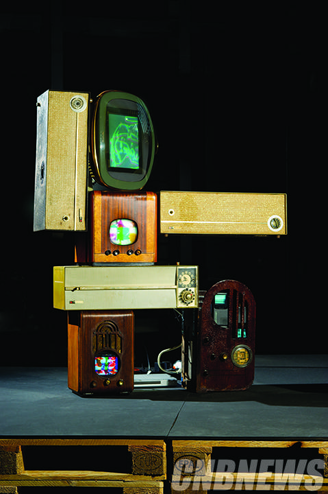 백남준, ‘율곡’, 비디오 조각, 구형 텔레비전과 라디오, 198x168x53cm, 2001. 백남준아트센터 소장. (제공=경기도미술관)