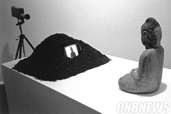 임영균, ‘휘트니미술관 회고전의 TV 부처’, 흑백사진, 50x60cm, 1982. (제공=경기도미술관)