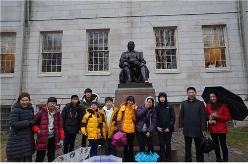 (사진제공=창녕군) 창녕군 영어마을 학생들이 하버드대학교에 있는 존하버드 동상앞에서 기념촬영을 하고있다. 