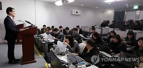 지난 1월27일 서울 중구 태평로 금융위원회에서 손병두 금융서비스국장이 IT·금융 융합 지원방안과 관련해 브리핑을 하고 있다. 금융위원회는 27일 전세계적인 IT·금융 융합 트렌드에 맞춰 한국의 전자금융규제를 뼈대부터 바꾸겠다는 강력한 의지를 담아 핀테크 지원방안을 내놨다. ‘사전 규제’를 ‘사후 책임’으로 바꾸고 ‘공인인증서 사용의무를 철폐’하는 등 기술 중립성을 통해 규제 패러다임 자체를 바꾸겠다는 내용이다. (사진=연합뉴스)