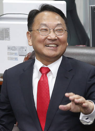 신임 경제부총리에 내정된 새누리당 유일호 의원이 21일 오후 국회 의원회관에서 취재진의 질문에 답하고 있다. (사진=연합뉴스)