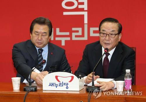 새누리당 김무성 대표가 7일 오전 국회에서 열린 최고위원회의에서 서청원 최고위원에게 마이크를 건네고 있다. (사진=연합뉴스)