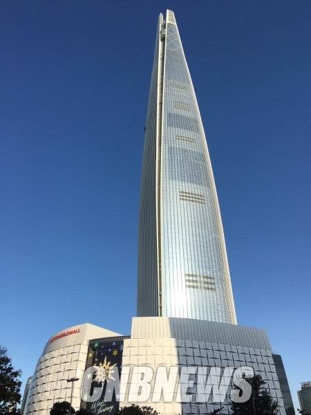 롯데면세점 월드타워점이 입점돼있는 123층 높이의 롯데월드타워의 지난 24일 모습. (사진=김유림 기자)