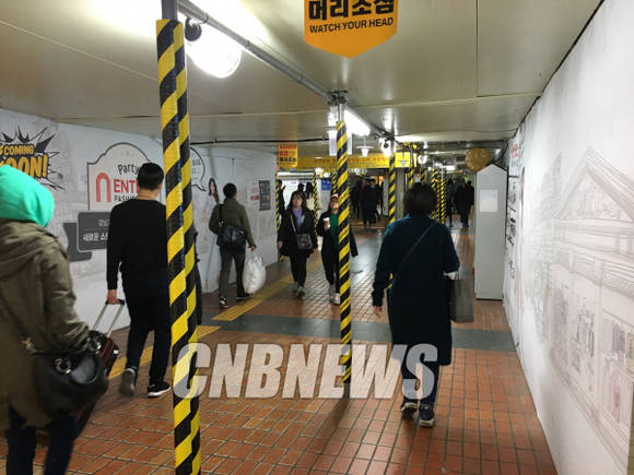 지하철 고속터미널역에서 센트럴시티까지는 도보 5분만에 도착할 수 있는 거리다. 그러나 지하도 자체가 워낙 복잡하고 표지판 표시가 제대로 안 돼 있어 아쉽다. (사진=김유림 기자)