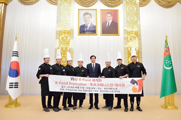 와이즈유 조리예술학부 학생들이 투르크메니스탄에서 한식 홍보와 체험행사를 한 후 기념촬영을 하고 있다. (사진제공=와이즈유)