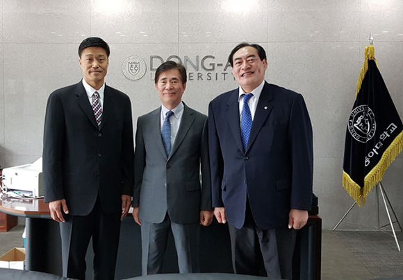 동아대학교 (왼쪽부터)김제경 석좌교수('92 바르셀로나 올림픽 금메달리스트), 한석정 총장, 하형주 예술체육대학장('84 LA 올림픽 금메달리스트)이 기념촬영을 하고 있다. (사진제공=동아대)