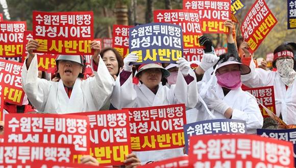 지난 3월 국회 앞에서 열린 수원전투비행장 이전 저지 시민 집회(사진=화성시)