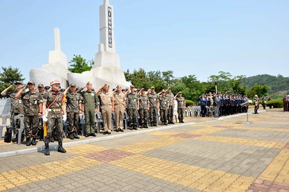 해군 2함대는 6월 15일(목) 11시, 부대 내 위치한 제1연평해전 전승비 앞에서 장병 및 군무원, 참전용사 360여명이 참가한 가운데 부석종(소장) 2함대사령관 주관으로 승전 18주년 기념식을 개최하였다. 참석자들이 행사식순 중 국기에 대한 경례를 하고 있다.(사진=해군2함대)