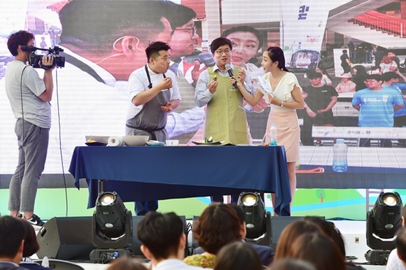염태영 수원시장(단상 가운데)이 이원일 셰프(염 시장 왼쪽)가 진행한 ‘건강한 혼밥’ 강의에 참여해 질문에 답하고 있다.(사진=수원시)