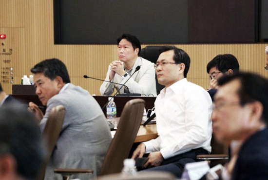 19일 경기도 이천 SKMS연구소에서 열린 ‘2017 확대경영회의’에서 최태원 회장이 지난해 딥 체인지 전략을 선언한 이후 각 관계사 CEO들이 추진해 온 변화와 혁신 성과에 관한 발표 내용을 듣고 있다. (SK 제공)