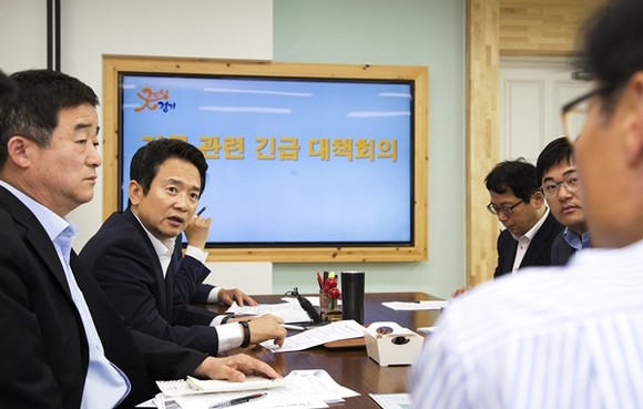 19일 오전 남경필 경기도지사가 경기도청 집무실에서 '가뭄 관련 긴급 대책회의'를 주재 하고 있다.