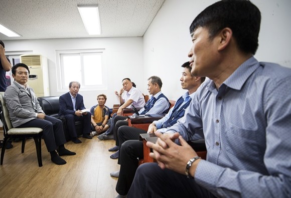 11일 오후 남경필 경기도지사가 수원 권선구 경진여객 차고지에서 버스 관계자 및 광역버스 운전기사들의 애로사항 및 건의사항을 청취를 하고 있다.(사진=경기도)