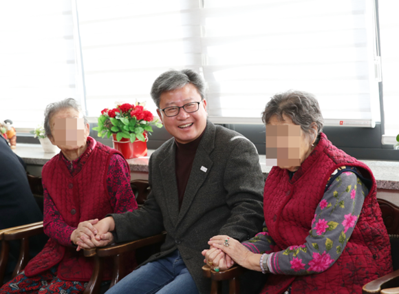14일 채인석 시장이 설명절을 앞두고 '나눔의 집'을 방문해 위안부 피해 할머니들을 위로했다. 위안부 할머니와 이야기를 나누는 채 시장의 표정에 진실함이 묻어나는 모습이다.(사진=화성시)