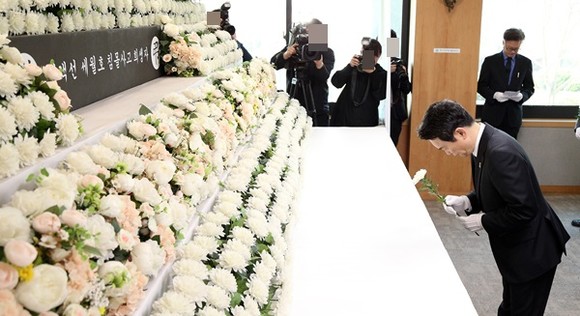 16일 오전 경기도청 1층 내에 위치한 경기도 합동분향소에서 남경필 경기도지사가 참석한 간부 공무원들과 추모 헌화 행사를 하고 있다.