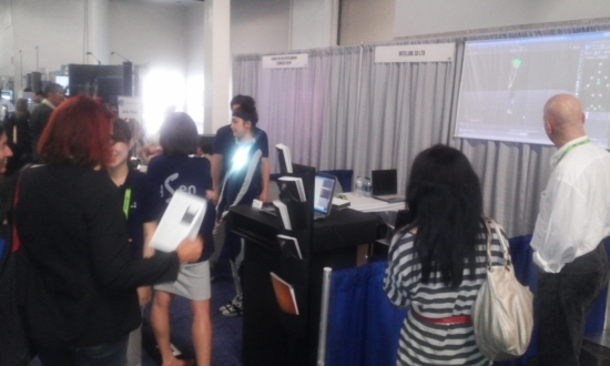 전시회에서 제품을 시연하는 (주)인텔레인