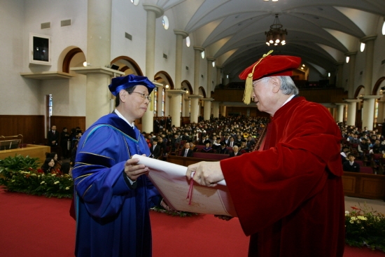 신일희 총장(우측)이 추이 시리앙 총장에게 명예미술학박사학위를 수여하고 있다.(사진/계명대제공)