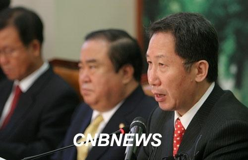 한나라당이 논란이 되고 있는 사학법의 개방형 이사제를 수정하지 않으면 모든 국회일정을 보이콧 할 수 있음을 밝힌 것에 대해 열린우리당에서 8일 강한 비판을 퍼부었다.(자료사진)