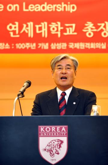 3일 오전 김한중 연세대학교 총장이 서울 성북구 고려대학교 100주년 기념 삼성관에서
