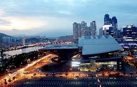 도심 속에 펼쳐진 책의 쉼표…영화의전당, ‘영화관 옆 도서관’ 개최