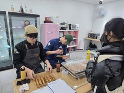 영산대 K-푸드조리전공, 떡꼬치 나눔봉사로 감동 전달