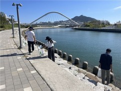 “걷고, 줍고, 심는다”…부산시설공단, 북항서 ‘플로깅 캠페인’ 전개