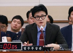 정치 전면 나선 한동훈, 전국 행보 이어 국힘 의총장까지 찾아 신고식