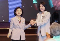 이재명·김문수 후보 부인, 김혜경·설난영 선거운동 첫날 손잡았다