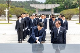 고병일 광주은행장, 국립5·18민주묘지 참배