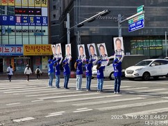 수성갑에서 펼쳐진 이색 선거운동…이재명 후보 피켓으로 시민들 ‘눈길’