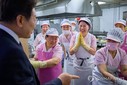 [포토] 굳이 주방까지 찾아들어온 대통령을 박수와 웃음으로 맞은 ‘여사님들’