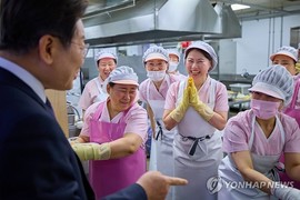 [포토] 굳이 주방까지 찾아들어온 대통령을 박수와 웃음으로 맞은 ‘여사님들’