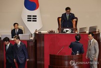 추경·총리 인준 놓고 여야 격돌…국민들 지쳐간다