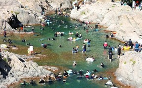 [포토]인제 백담계곡 더위 피해 온 피서객들 북적