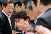[기자수첩] ‘조국 탓 지지율 하락’이 반가운 이유 … “지금 박수 No”라는 李대통령
