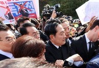 ‘尹어게인’ 장동혁, 5·18묘역 참배 불발…시민들 반발에 쫓겨나