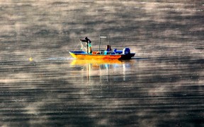 [포토] 인제 소양호 이른 아침 물 안갯속 어부의 조업