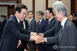 [기자수첩] 스스로 못 지키는 사법부 … 李대통령이 지켜주기 나선 아이러니