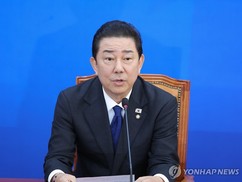 김병기 원내대표, ‘1일1건’ 전방위 의혹에도 버티다 결국  ‘백기’