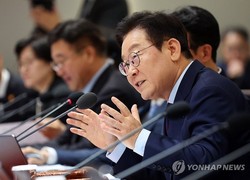 李 “가짜뉴스에 全정부적 대책” 지시 … YTN 새 주인 등 언론 정책 관심