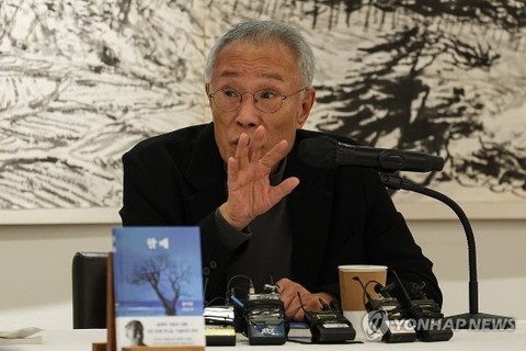 ‘금관문화훈장’ 황석영 작가, 팽나무 600년 다룬 ‘할매’로 활동 재개