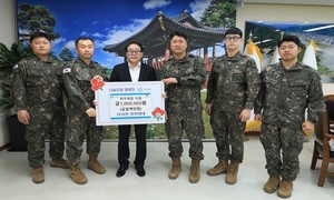 [포토] 인제 육군 12사단 전차대대 이웃돕기 성금 기탁