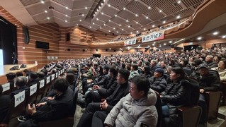 “봄비도 막지 못한 3천 인파”…김섭 영천시장 예비후보 출판기념회 ‘대성황’