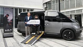 기아, 디플러스 기아 권재혁 선수에게 ‘더 기아 PV5 WAV’ 전달