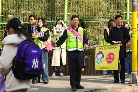 이상일 용인특례시장, 동백초등학교 '안전한 등굣길' 위한 교통지도봉사