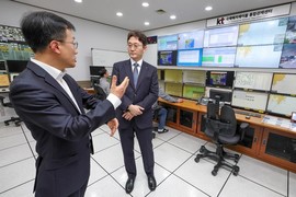 박윤영 KT 대표, 글로벌 연결 핵심 통신 인프라 ‘부산 국제통신센터’ 현장 점검