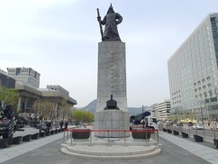 서울시, 광화문광장 세종대왕-이순신 장군 동상 세척 작업 진행