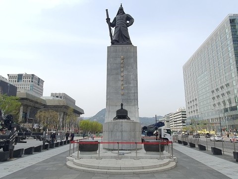 서울시, 광화문광장 세종대왕-이순신 장군 동상 세척 작업 진행