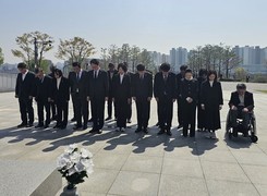 정명근 민주당 화성특례시장 공천후보, 첫 일정으로 현충탑 참배