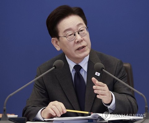 李대통령 또 강성 비판 “훈수 좋지만 판 엎으면 안 돼”