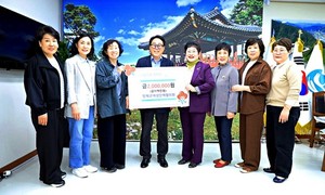 [포토] 인제군여성단체협의회 이웃돕기 성금 기탁